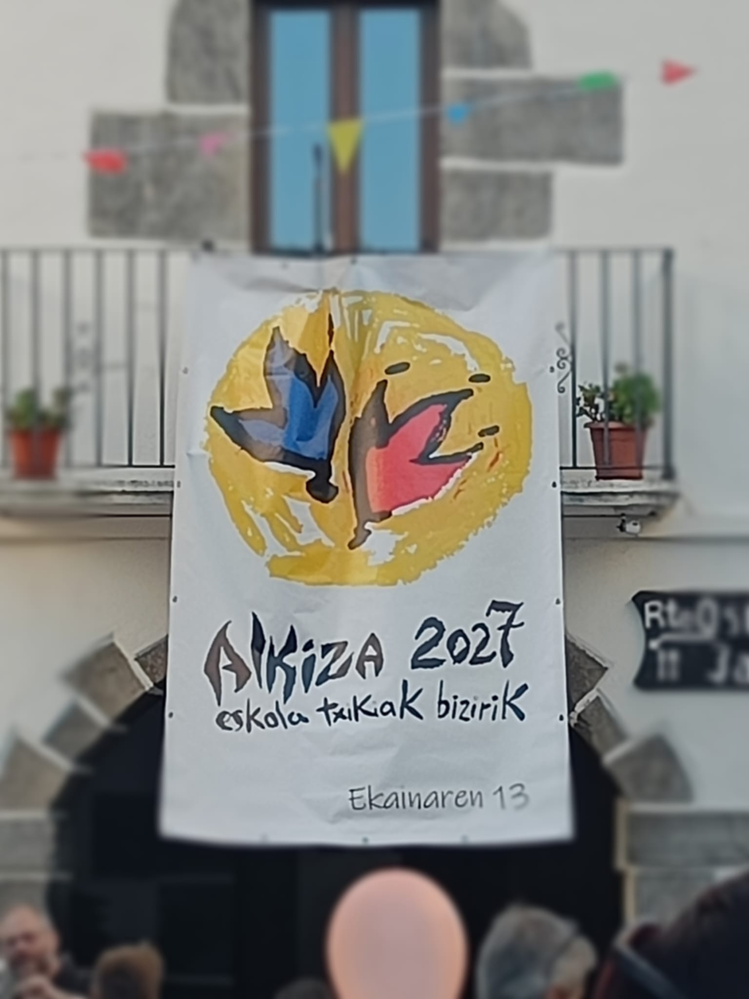 Ekainean ospatuko den Eskola Txikien festaren logoa aurkeztu da Alkizan
