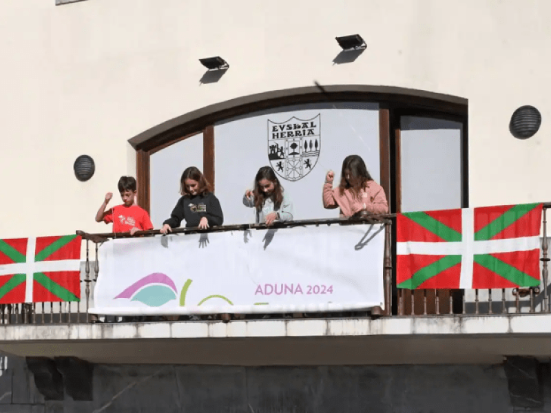 Gipuzkoako eskola txikien festako logoa aurkeztu dute adunan