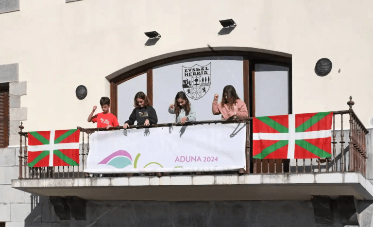 Gipuzkoako eskola txikien festako logoa aurkeztu dute adunan